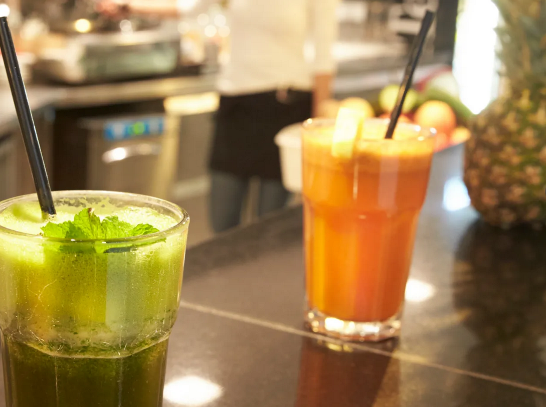 Frische Cocktails an der Bar